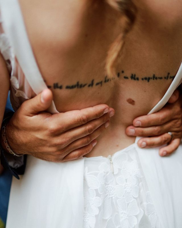Lorsque je prends les mariés avec moi pour le photos de couple, j'aime aussi immortaliser les petits détails qu'ils ont choisis. Comme par exemple la dentelle de la robe, les alliances, les fleurs dans les cheveux et bien sûr le bouquet ! 

J'en profite pour me rapprocher du couple et capturer une caresse dans le dos comme cette photo ou Kevin serre fort sa chère et tendre près de lui ! 

Ce sont des photos qui raconte une histoire, autrement ! 

Et toi c'est quoi la photo de détails qui te fait rêver ? 

Les mariés: Florence et Kevin @florenceegger
Robe: @sublimeparelsagary
Fleurs: @deslysetdelices_wedding
Alliances: @bijouterie.balance
Lieux: @grandhotelkurhausarolla
Costume: Brutin Conffection

 #suisse #switzerland #mariage #wedding #photographemariage #photographe #weddingdecoration #jeremysauterelwedding #weddinginspiration #weddingphotography #weddingdetails #weddingflowers #weddingring #weddingdress #robemariée #alliance #fleursmariage