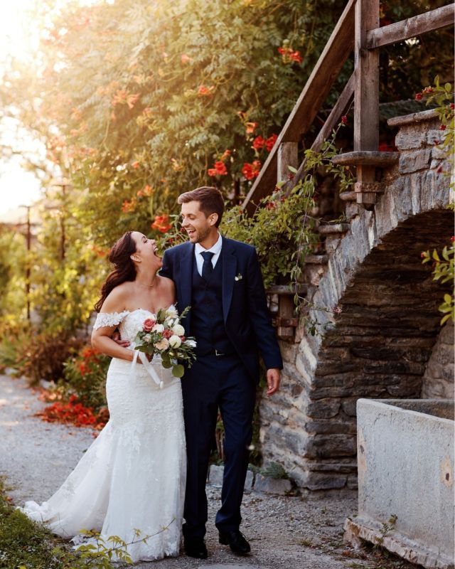 On ne va pas se mentir, quand tu reçois le devis de ton photographe de mariage, tu peux avoir un petit coup de chaud. Mais alors, pourquoi ça coûte si cher ? Spoiler alert : ce n’est pas juste parce qu’on appuie sur un bouton.

Le temps, c'est de l'oseille !
Un mariage, ce n’est pas juste une journée de boulot. Entre les échanges avant le jour J, le repérage, la prise de photos pendant 10 à 18 heures, puis des dizaines d’heures de tri et retouche, ça chiffre vite !

Le matos, ça aide !
Dans mon sac, j’ai du matos pour toutes les situations, et ça coûte un bras !
• 3 boîtiers (au cas où l’un lâche).
• Plusieurs objectifs, des flashs, des batteries.
• Une banane et une barre protéinée, pas chères mais essentielles. Pour combler le petit creux avant le repas, je travaille mieux le ventre plein.
• Sans oublier tout le stockage et les sauvegardes après le mariage (parce que perdre tes photos, c’est interdit).
• Et je ne te parle pas de l’ordinateur, des logiciels, du cloud, du système de galeries, de la TVA, des impôts, etc.

L’expérience et le savoir-faire
Savoir capter les bons moments, sous le bon angle, avec la bonne lumière, ça ne s’improvise pas. C’est des années de pratique, de formations et de perfectionnement. C’est aussi savoir gérer la pression d’un jour unique où on n’a pas le droit à l’erreur et où on doit être au taquet toute la journée !

La post-prod 
Après le mariage, il faut trier, retoucher chaque image, ajuster les couleurs, virer ce poteau moche en arrière-plan… Chaque photo est retravaillée pour être parfaite. C'est une des plus grosse partie de mon job ! Tant mieux j'aime ça ! 

Les petits plus !
Un bon photographe ne fait pas que shooter. Il te conseille, t’aide à organiser, te met à l’aise… Bien plus que juste “prendre des photos”.
Tes photos vont te suivre toute ta vie. Dans 20 ans, tu les regarderas encore, alors que les bouteilles de champagne que t’as achetées une blinde ne dureront pas aussi longtemps !

Ah, et un dernier truc : promis, ce n'est pas parce qu’il y a le mot “mariage” dans ta demande qu’on gonfle les prix !

En photos Virginie et Louis

#wedding #photographe #tarifsphotograhe #mariage #photographemariage #suisse